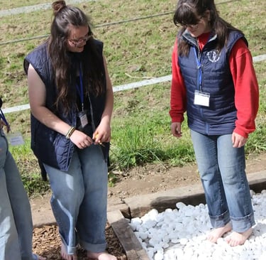 deux filles sur le parcours sensation des pieds
