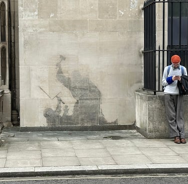 oeuvre de Banksy effacée sur les murs des Royal courts of Jutice à Londres