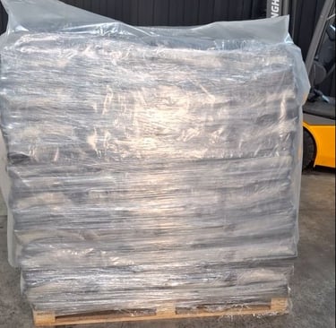 Foto de um pallet com a capa topo transparente protegendo ele
