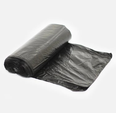 Rolo de sacos para lixo preto no fundo branco.