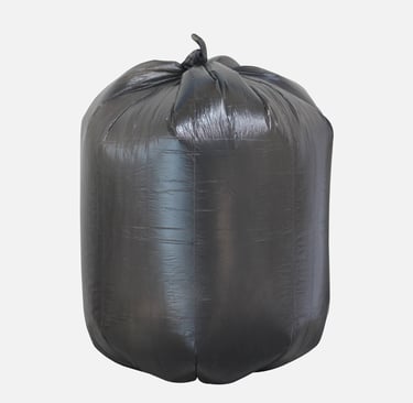 Saco para lixo preto no fundo branco.