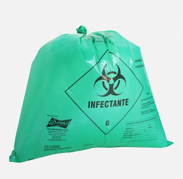 Saco hamper para roupa hospitalar verde com simbologia no fundo branco.