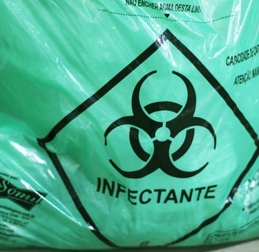 Detalhe da simbologia do saco hamper verde