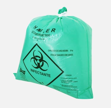 Saco hamper para roupa hospitalar verde com simbologia no fundo branco.