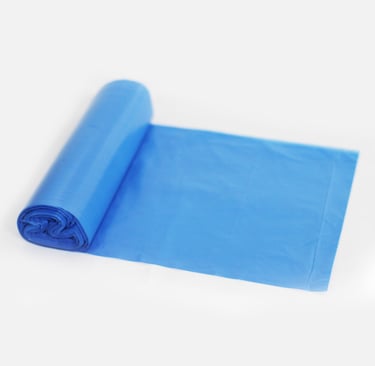 Rolo de sacos para lixo azul no fundo branco.