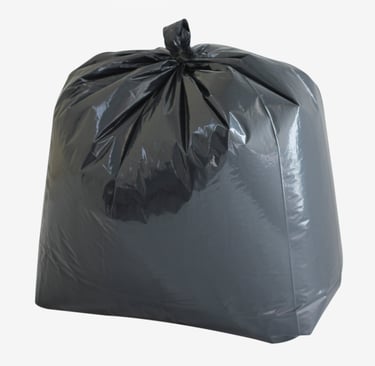 Saco para lixo preto no fundo branco.