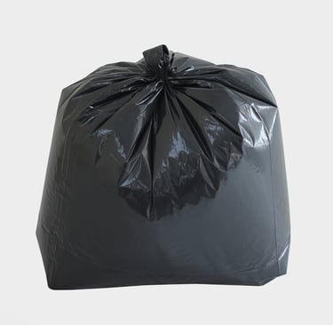 Saco para lixo preto no fundo branco.