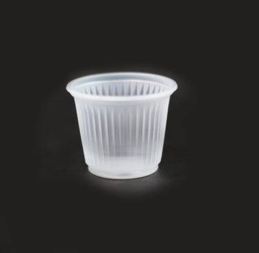 Copo pequeno de plástico transparente de 50ml em fundo preto