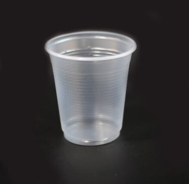 Copo de plástico transparente 180ml em fundo preto