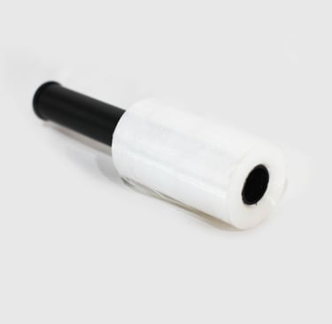 Rolo pequeno de filme stretch com cabo aplicador preto no fundo branco