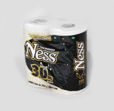 Pacote de papel higiênico no fundo branco.