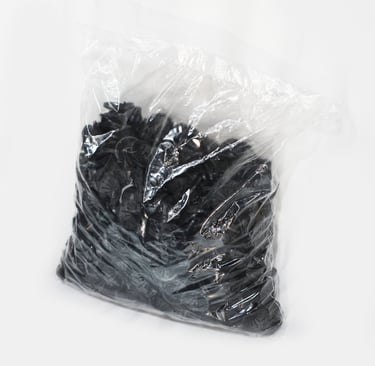 Pacote de fechos de plástico preto no fundo branco.