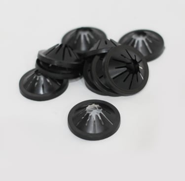 Fechos de sacos plásticos preto  no fundo branco.