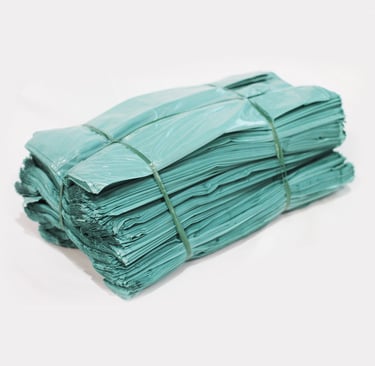 Fardo de sacolas verdes no fundo branco.