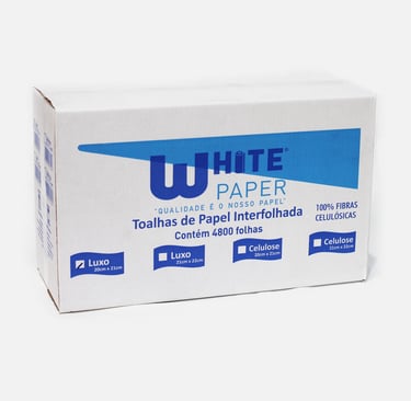 Pacote de toalhas de papel no fundo branco.