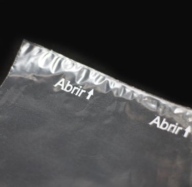 Detalhe do plástico com os escrito "abrir".
