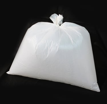 Saco para lixo branco no fundo preto.