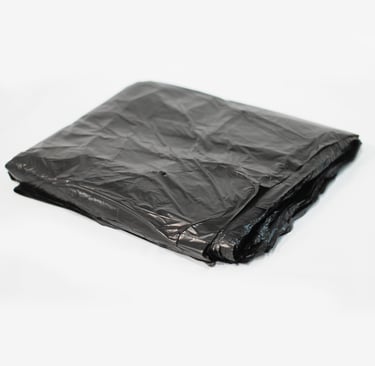 Sacos para lixo dobrados no fundo branco.