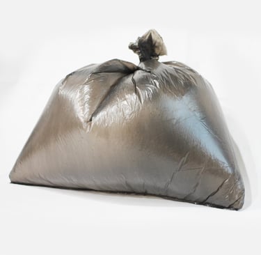Saco para lixo preto no fundo branco.