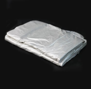 Saco para lixo transparente dobrado.