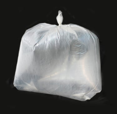 Saco para lixo transparente no fundo preto.