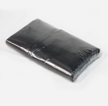 Pacote de sacos para lixo no fundo branco