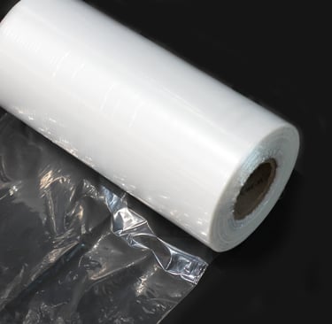 Bobina para açougue em fundo preto um pouco desenrolada