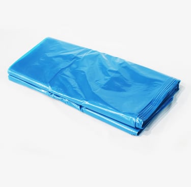 Pacote de sacos para lixo azul no fundo branco.