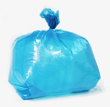 Saco para lixo azul no fundo branco.