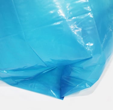 Detalhe do saco para lixo azul.