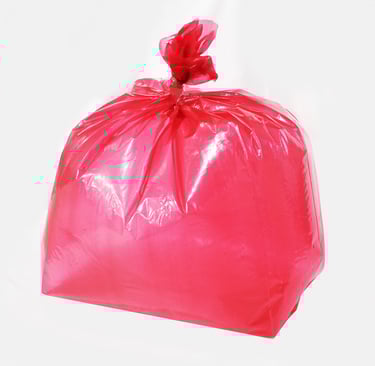 Saco para lixo vermelho no fundo branco.
