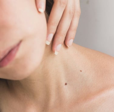 massage du cou. réduction de la rétention d'eau grâce au drainage lymphatique