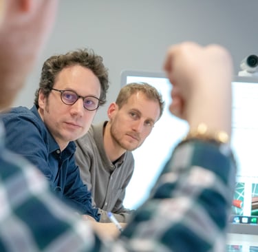 Medical device engineers exchanging ideas to drive project in minimally invasive technologies
