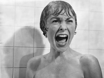 Femme terrifiée hurlant dans sa douche - Meurtre de Marion Crane sous la douche