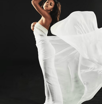 Femme sensuelle enroulée dans un drap blanc