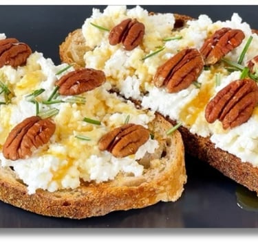Sweet Bruschetta recipe with ricotta and honey