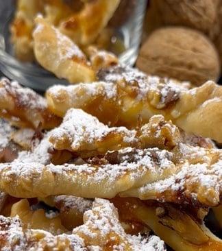 Vegetarian Puff pastry cookies - Crispy puff pastry cookies with jam and nuts