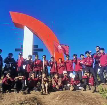 santri Darussajidin berfoto bersama di puncak bukit mongkrang