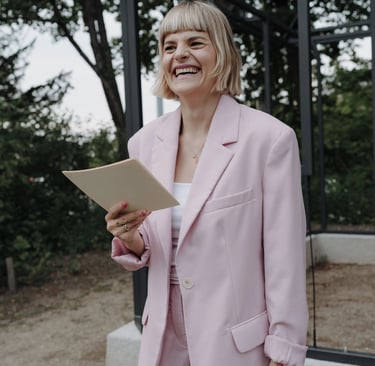 Traurednerin Silke hält eine persönliche Zeremonierede bei einer freien Trauung und liest aus ihrem Manuskript.