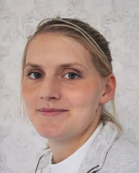 En glad kvinna som är nöjd med Zuports tjänster.