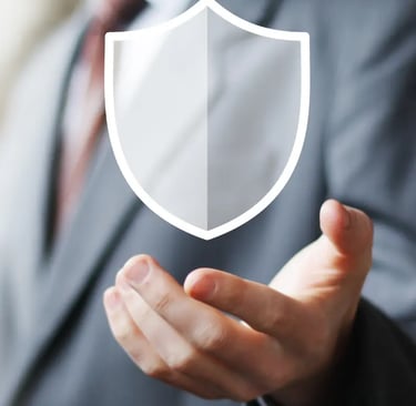 En säkerhetschef i en grå kostym står i bakgrunden och håller upp en ritad sköld som skydd..