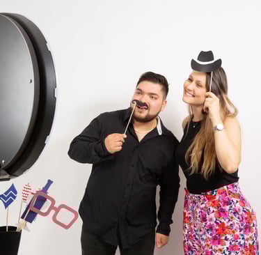 Personnes s'amusants autour d'un photobooth