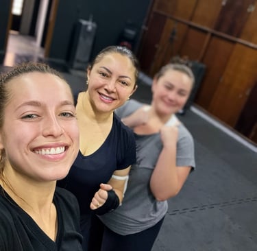 Muay thai avaré, academia com três mulheres treinando Muay Thai em Avaré.