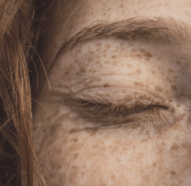 a girls close eye 