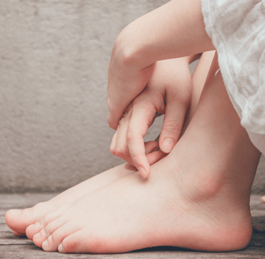 hands and toes of girl