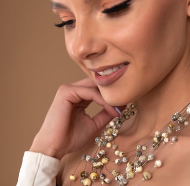 Gintaro papuosalai ant moters