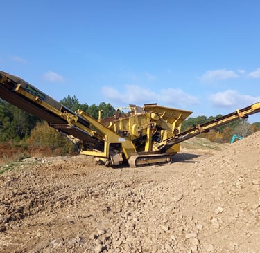 cette image représente un cribleur concasseur pour recyclage de matériaux de chantier