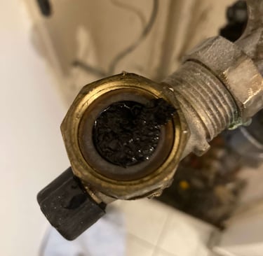 Raccord complètement bouché par la boue lors d'un désembouage 