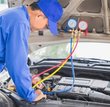 profissional da Oficina Mecânica Anchieta consertando ar condicionado do carro