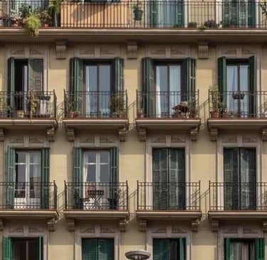 Edificio residencial en Barcelona con varios propietarios.